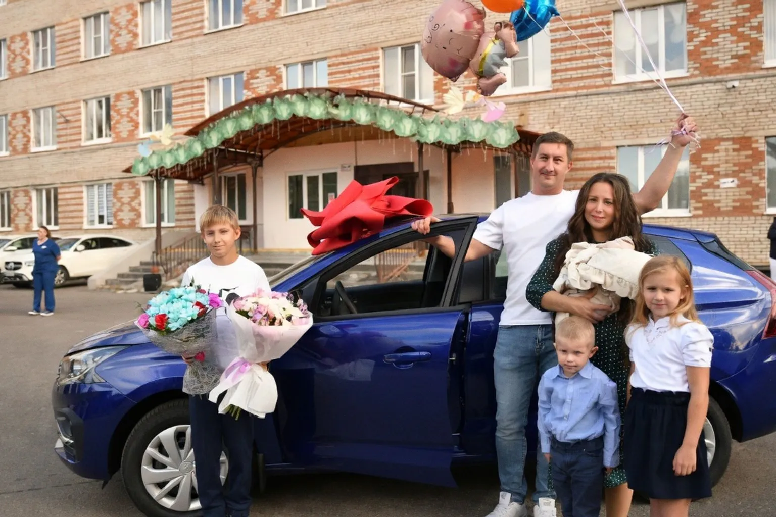 Семья из Дмитрова получила автомобиль в подарок к 872-летию города