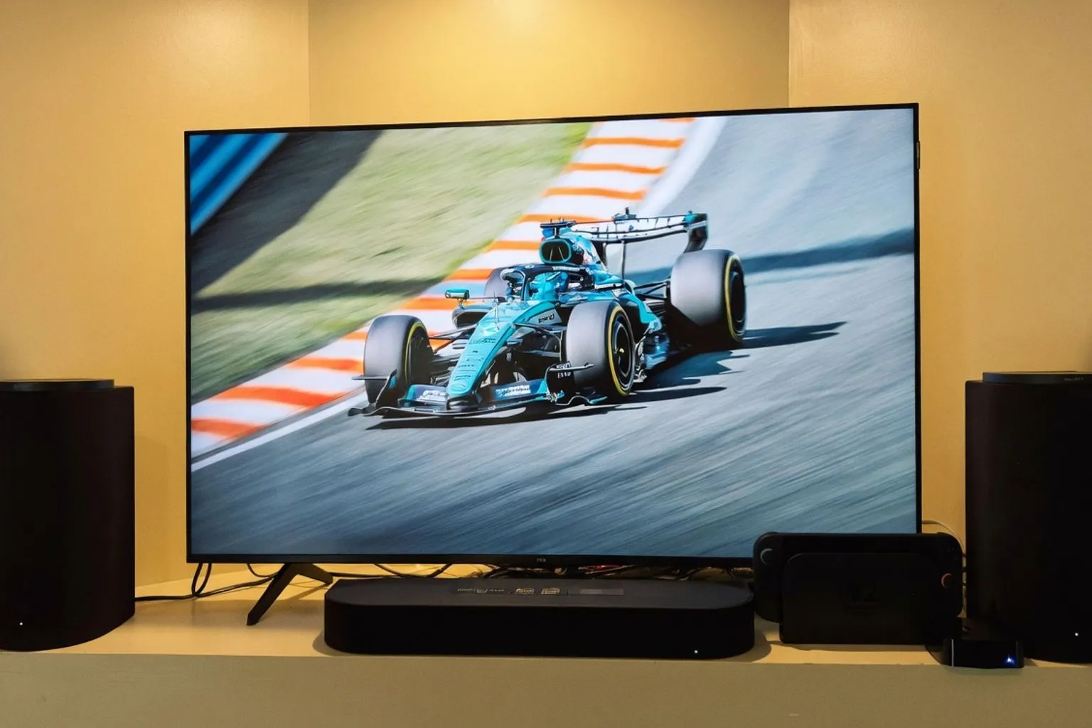 Sony Bravia Theater Trio: стоит ли менять саундбар на комплект из трех колонок